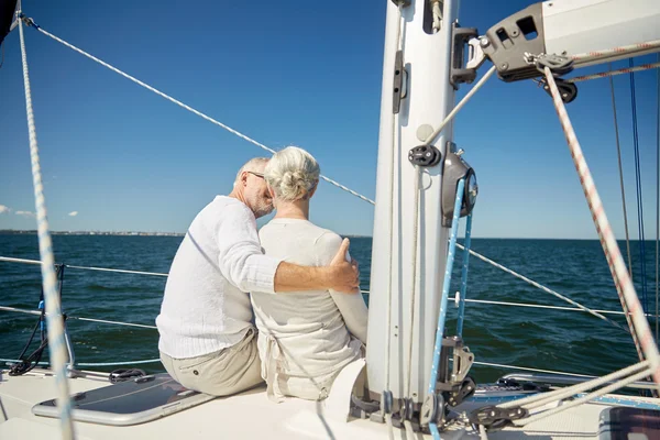 Pareja mayor abrazándose en barco de vela o yate en el mar — Foto de Stock