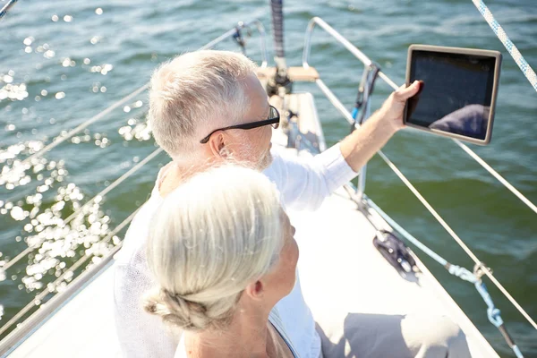 Coppia senior con tablet pc su barca a vela o yacht — Foto Stock
