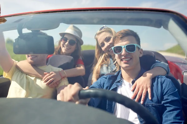 Amici felici che guidano in auto cabriolet all'aperto — Foto Stock