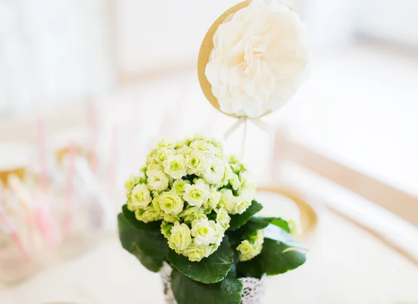 Close-up de decoração de flores festivas — Fotografia de Stock