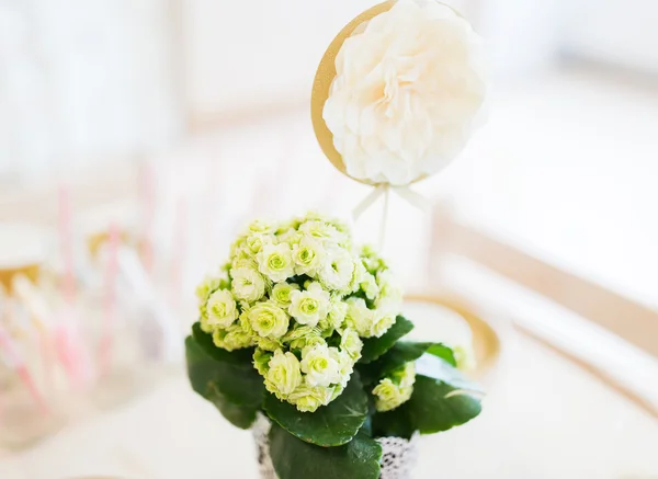 Primer plano de la decoración de flores festivas — Foto de Stock