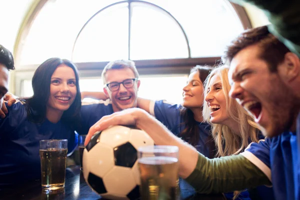 Tifosi di calcio o amici con birra allo sport bar — Foto Stock