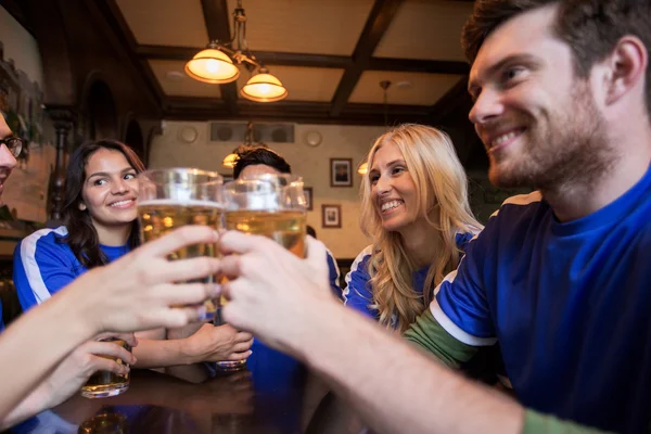 Fani piłki nożnej sakiewkach brzęczały szklanki piwa w barze sport — Zdjęcie stockowe