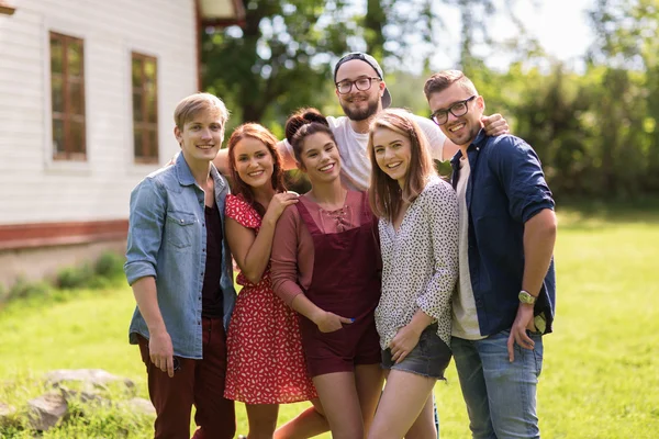 Amigos adolescentes felices abrazándose en el jardín de verano — Foto de Stock