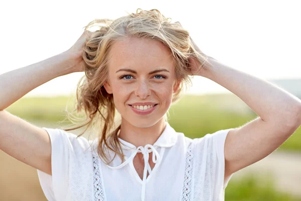 Close up de feliz jovem mulher em branco ao ar livre — Fotografia de Stock