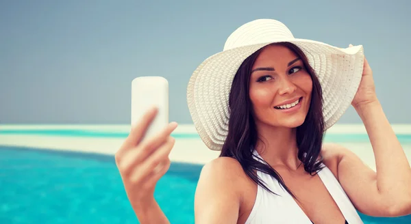 Młoda kobieta robi selfie ze smartfonem — Zdjęcie stockowe