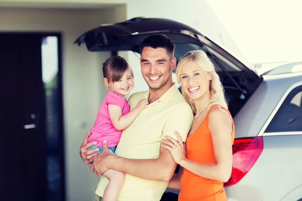 Famiglia felice con hatchback auto a casa parcheggio — Foto Stock