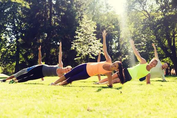 Grupo de amigos felices haciendo ejercicio al aire libre —  Fotos de Stock