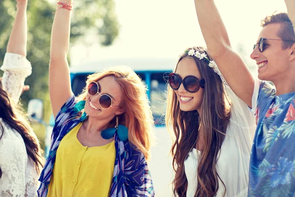 Happy young hippie friends dancing outdoors — Stock Photo, Image