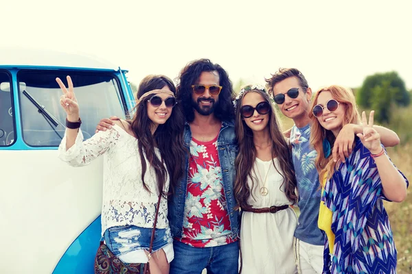 Sorridente giovani amici hippie oltre auto minivan — Foto Stock