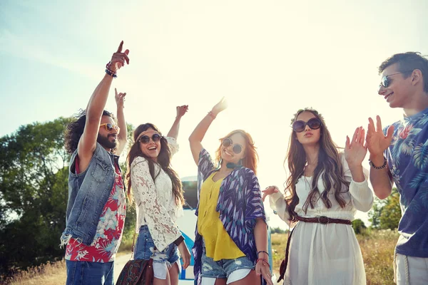 Gelukkig jonge hippie vrienden dansen buitenshuis — Stockfoto
