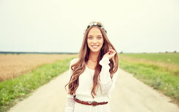 Sorrindo jovem hippie mulher no campo de cereais — Fotografia de Stock