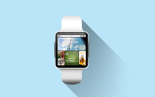 ニュース アプリケーションでのスマートな腕時計のクローズ アップ — ストック写真