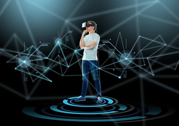 Счастливый человек в гарнитуре виртуальной реальности или 3D-очках — стоковое фото