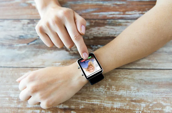 Close up of hands with incoming call on smartwatch — Stock Photo, Image