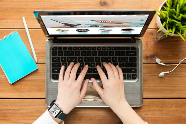 Close up of woman with laptop shopping online — Stock Photo, Image