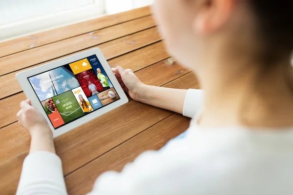 Nahaufnahme einer Frau mit Tablet-PC auf Holztisch — Stockfoto