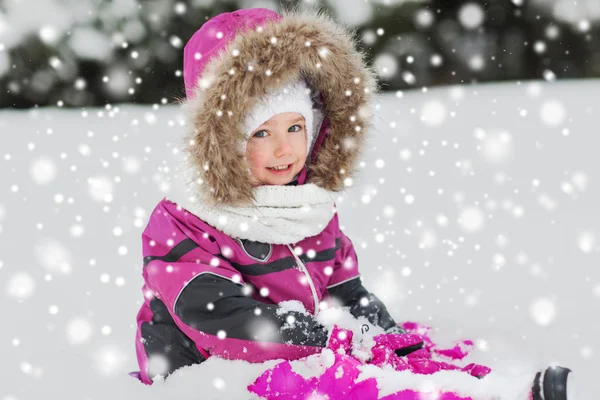 Ευτυχισμένο παιδί στα ρούχα χειμώνα παίζει με το χιόνι — Φωτογραφία Αρχείου