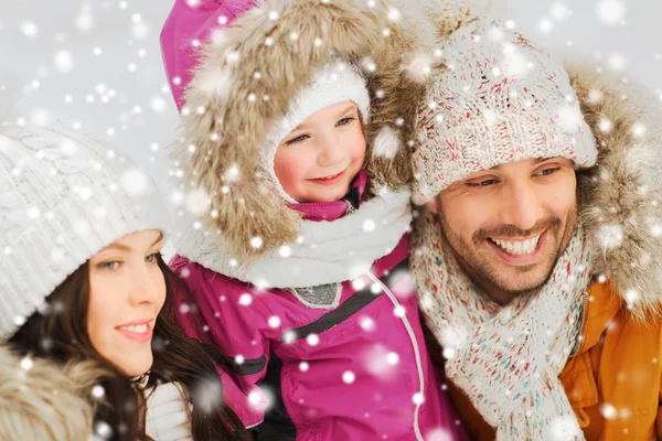 Famiglia felice con bambino in abiti invernali all'aperto — Foto Stock