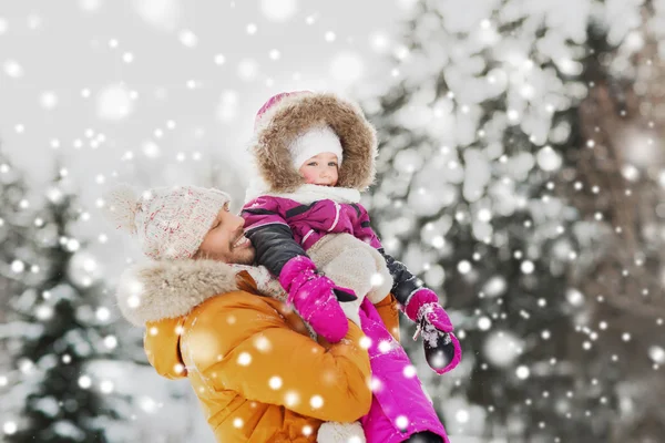 In de winterkleren buitenshuis en gelukkige familie — Stockfoto