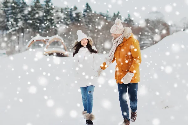 Feliz pareja caminando sobre el fondo de invierno — Foto de Stock