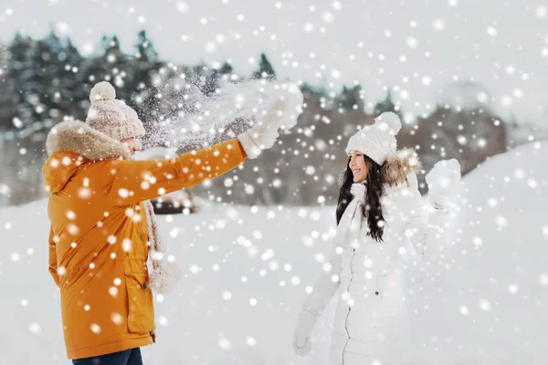 Šťastný pár, hraje se sněhem v zimě — Stock fotografie