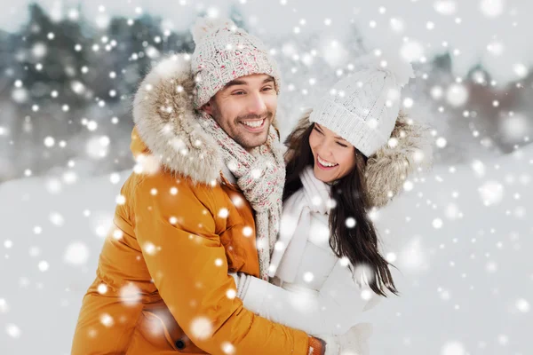 Feliz pareja abrazando y riendo en invierno —  Fotos de Stock