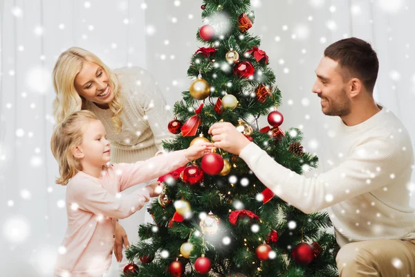 Glückliche Familie schmückt Weihnachtsbaum zu Hause — Stockfoto