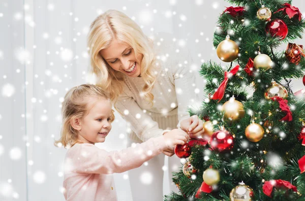 家でクリスマスツリーを飾る幸せな家族 — ストック写真