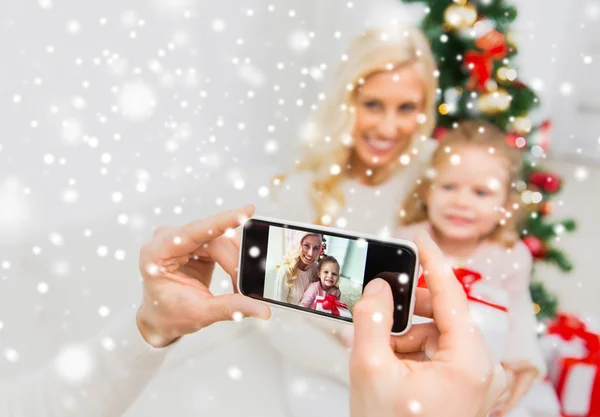 Hombre tomando la foto de su familia por smatrphone — Foto de Stock