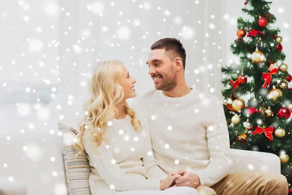 Feliz pareja en casa con árbol de Navidad — Foto de Stock