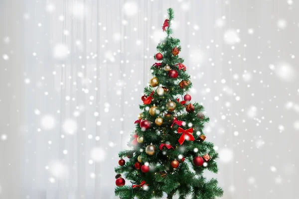 Arbre de Noël dans le salon sur le rideau de fenêtre — Photo