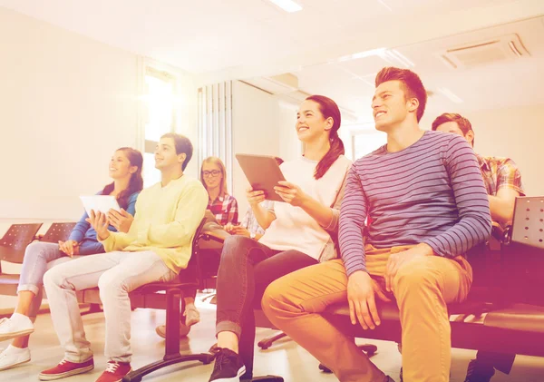 Grupo de estudantes sorridentes com tablet pc — Fotografia de Stock