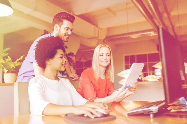 Equipe criativa feliz com computador no escritório — Fotografia de Stock