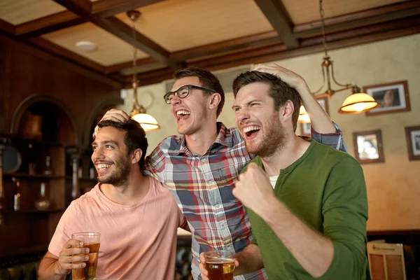 Přátelé s pivem sledování sportu na bar či hospodu — Stock fotografie