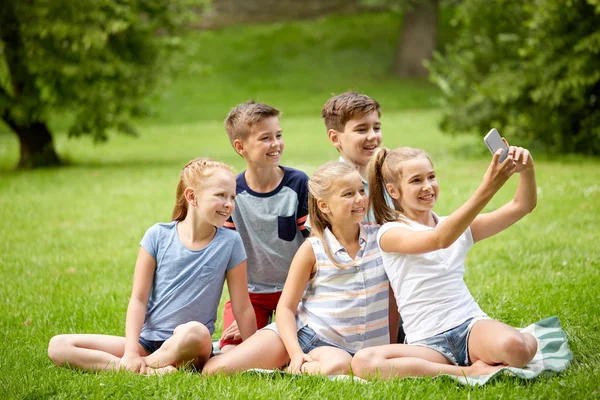 Ευτυχής παιδιά ή τους φίλους σας λήψη selfie σε πάρκο του καλο — Φωτογραφία Αρχείου