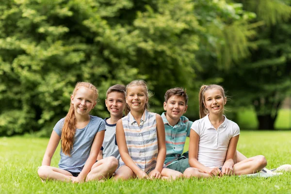 Група щасливих дітей або друзів на відкритому повітрі — стокове фото