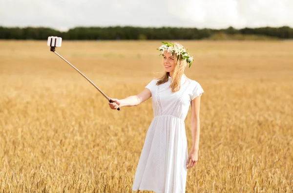 Felice giovane donna prendendo selfie da smartphone — Foto Stock