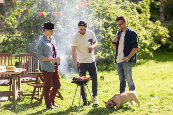 Friends drinking beer at summer barbecue party — Stock Photo, Image