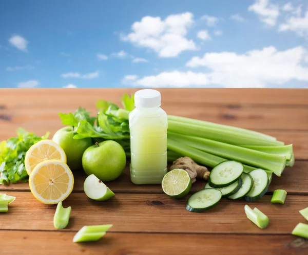 Закрыть бутылку с зеленым соком и овощами — стоковое фото