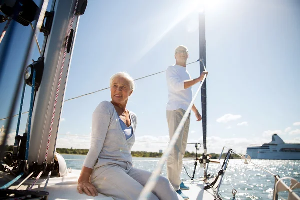 Äldre par kramas på segla båten eller yacht i havet — Stockfoto