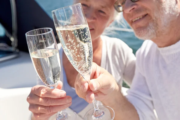 Perto de casal sênior com champanhe no barco — Fotografia de Stock