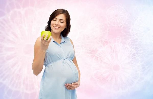 Szczęśliwa Kobieta w ciąży, patrząc na zielone jabłuszko — Zdjęcie stockowe
