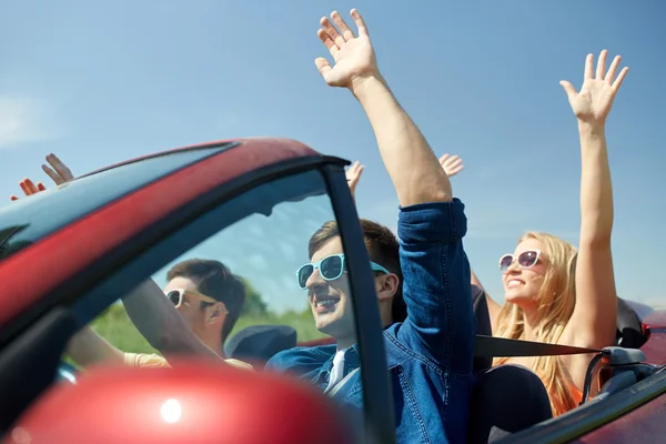 Teman-teman bahagia mengemudi dalam mobil ungu di negara — Stok Foto