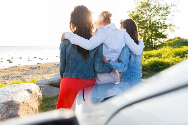 Niñas adolescentes felices o mujeres cerca de coche en la playa — Foto de Stock