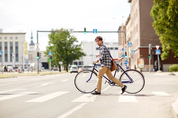 Junger Mann mit Fahrrad mit festem Gang auf Fußgängerüberweg — Stockfoto