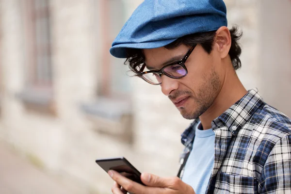 Nahaufnahme eines Mannes, der SMS auf dem Smartphone versendet — Stockfoto