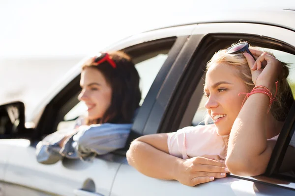 Niñas adolescentes felices o mujeres en coche en la playa — Foto de Stock