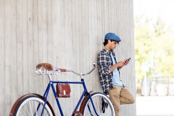Człowiek z smartphone, słuchawki i rowerów — Zdjęcie stockowe