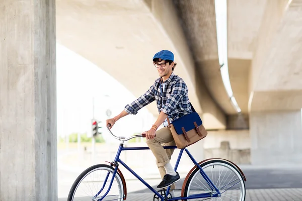 Człowiek szczęśliwy hipster z torby jazda stały bieg rower — Zdjęcie stockowe